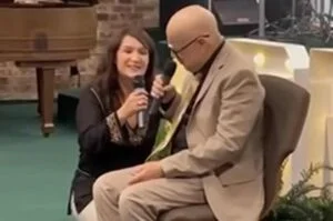 Jorge Araújo emociona ao cantar em igreja durante tratamento contra câncer Pastor apareceu sem cabelos, sentado e com voz fraca, mas declarou confiar no cuidado de Deus