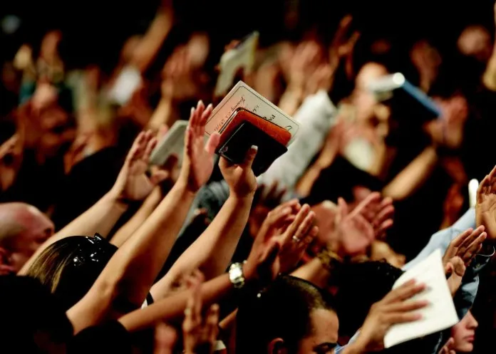 Participar das atividades da igreja ajuda a reduzir estresse e solidão, mostra estudo A pesquisa mostrou que os que congregam regularmente têm níveis de estresse quase 40% mais baixos e um senso de esperança 20% mais alto.