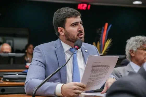 Deputado critica uso do Estado por elites e defende pressão popular no Congresso
