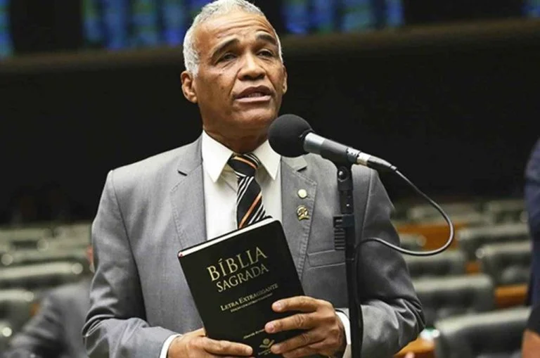Pastor Sargento Isidório diz “não ser santo” e assume que bebe cerveja