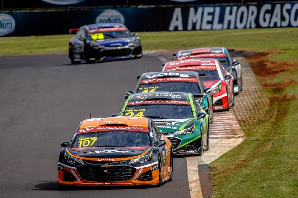 Ernani brilha na Stock Light e empilha troféus na etapa de Cascavel