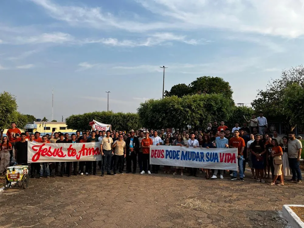 Jovens tomam as ruas de Peixoto de Azevedo em grande mobilização de evangelismo