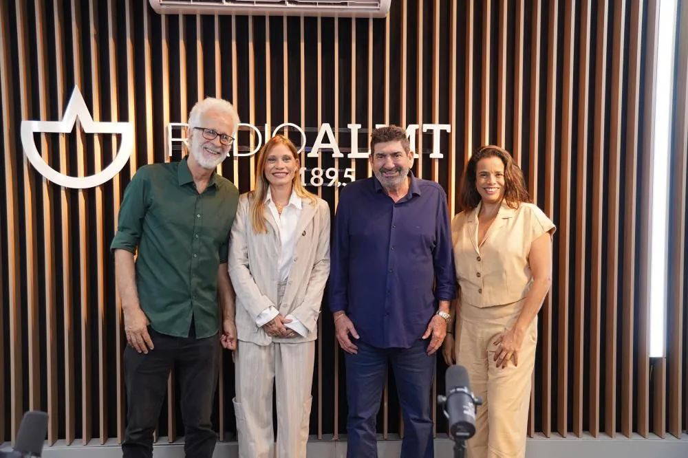 GRAVAÇÃO NA ALMT Dr. João é entrevistado ao vivo pela rádio e TV Câmara em celebração aos 90 anos da Voz do Brasil e destaca importância da comunicação