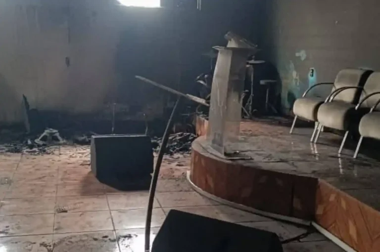 Igreja Assembleia de Deus é alvo de ataque criminoso; Bíblia no altar fica intacta
