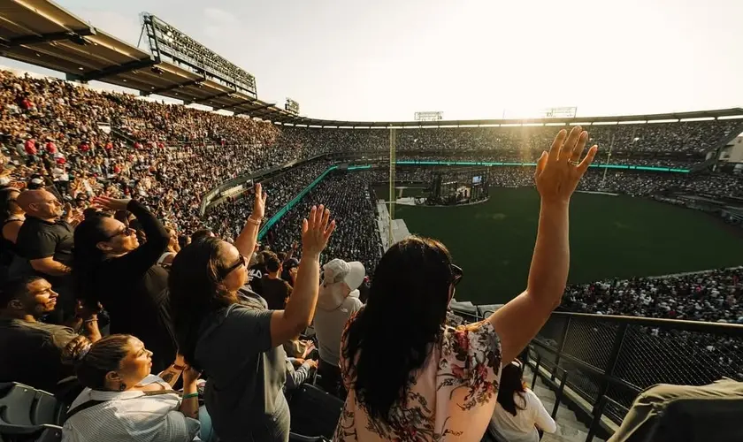 Multidão lota estádio e 6.500 se entregam a Jesus, nos EUA: “Presença de Deus era palpável”