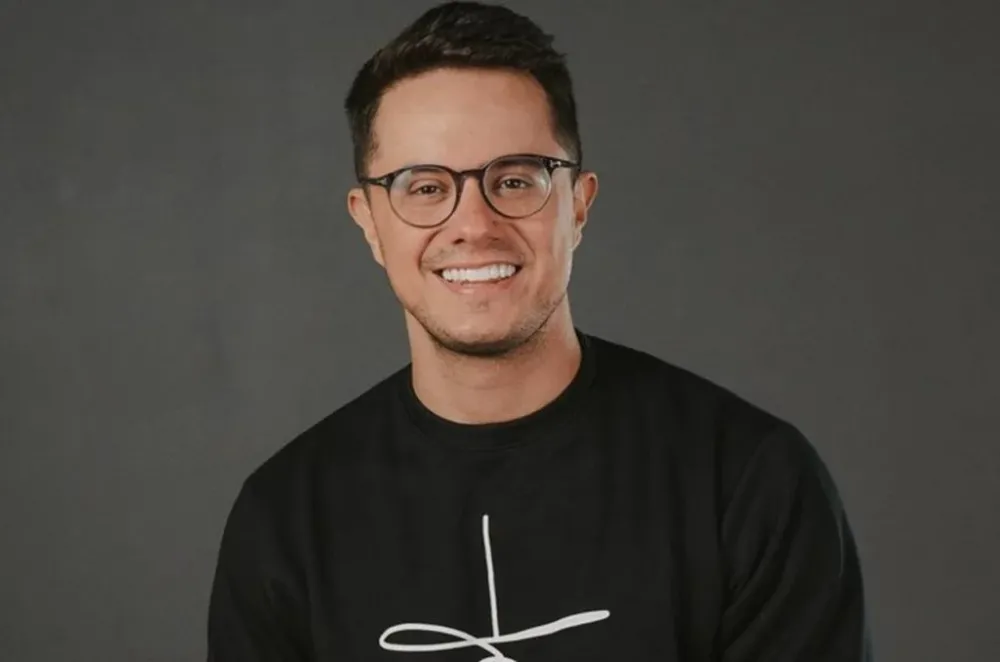 SBT tira do ar programa de Deive Leonardo após baixa audiência e críticas nas redes