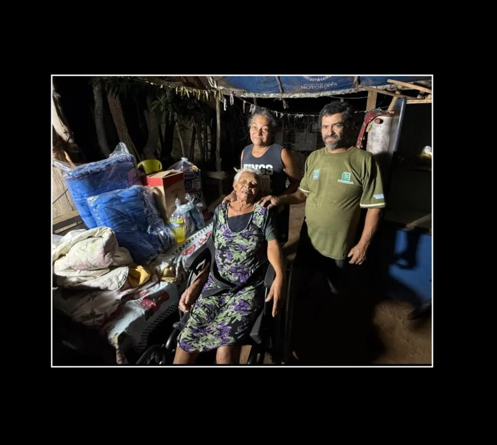 ASSISTÊNCIA E SOLIDARIEDADE: Virginia Mendes viabiliza entrega de cadeira de rodas para idosa vítima de AVC