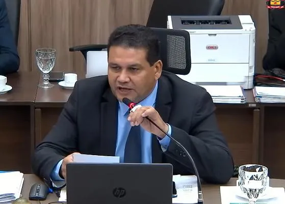 Presidente da Câmara de VG manda recado à prefeita e dá puxão de orelha em advogado da Prefeitura Cerqueira foi enfático ao cobrar mais humildade e sugerir que o procurador “tome aula” com os procuradores da Câmara
