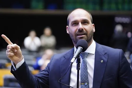 Câmara acelera cassação de Eduardo Bolsonaro por faltas Hugo Motta aciona processo de cassação contra Eduardo Bolsonaro