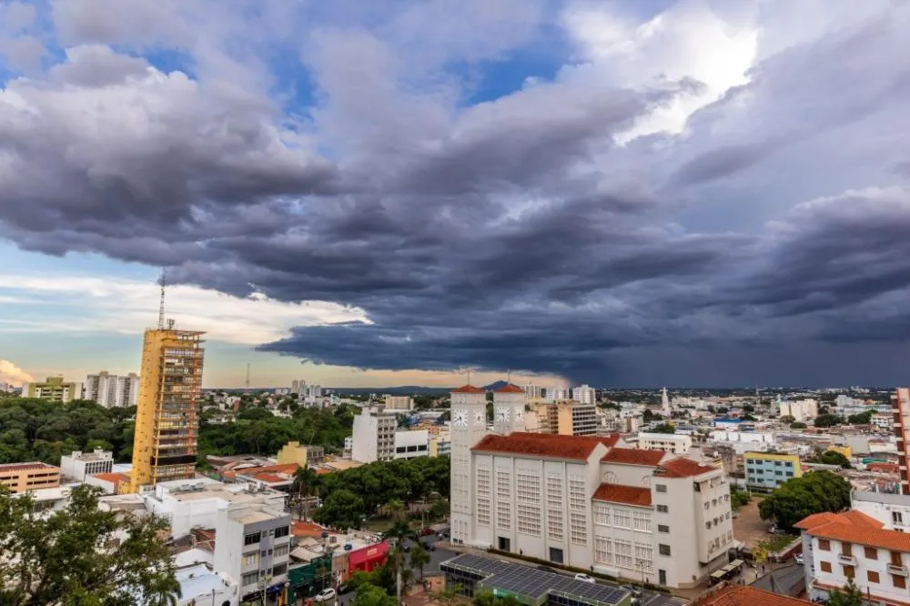 Defesa Civil de Cuiabá monitora áreas de risco e prefeito pede atenção redobrada em temporal