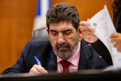 Lei de autoria do Dr. João permite uso de inteligência artificial para identificar sinais de depressão e risco de suicídio nas redes sociais Nova norma amplia política estadual de saúde mental e busca fortalecer ações de prevenção, especialmente entre crianças e adolescentes