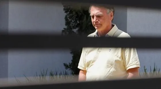 Bolsonaro cita problemas pulmonares e pede extensão da domiciliar