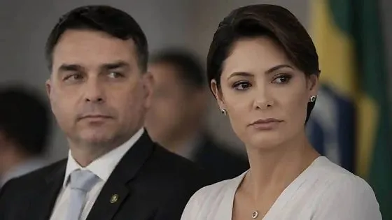Michelle diz ter sido desrespeitada por Flávio Bolsonaro