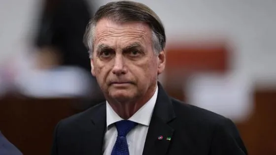Exército entrega armas registradas em nome de Bolsonaro à Polícia Federal