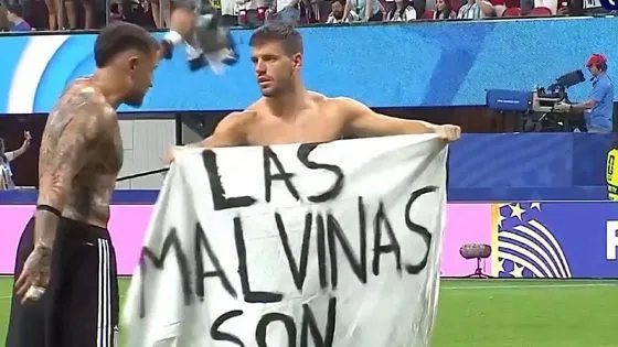 Fifa avalia punir Argentina após jogadores exibirem bandeira das Malvinas