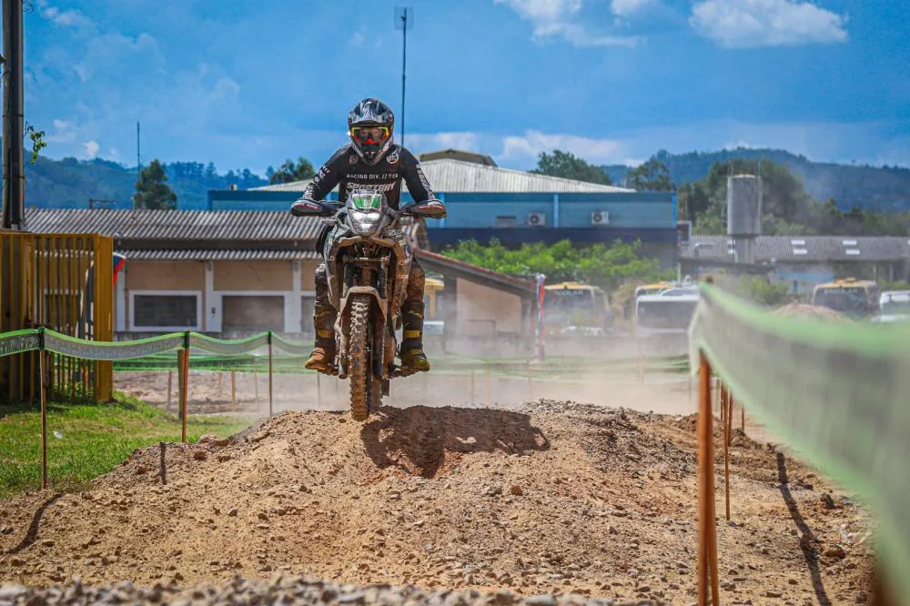 BITES Sportbay 2026 acelera em Cuiabá e transforma motos de aventura em máquinas de competição