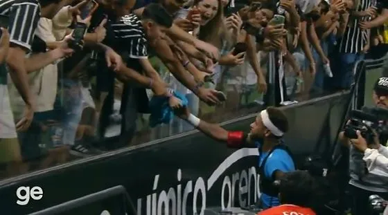 Menino corintiano ganha camisa de Neymar e deixa estádio sob escolta policial Criança chorou ao ganhar presente do ídolo