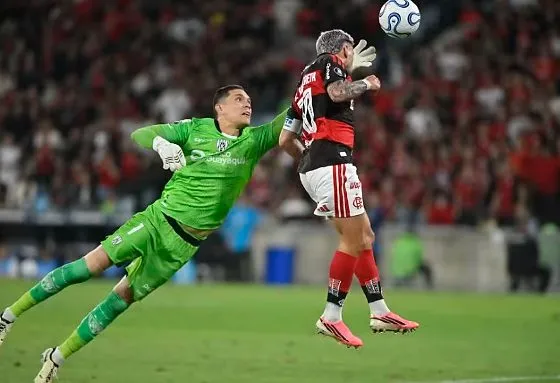 Flamengo flerta com desastre, mas sobrevive e vai à semifinal