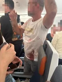 Aérea Piloto é esfaqueado na cabine, avião mergulha no ar e voo pousa em emergência