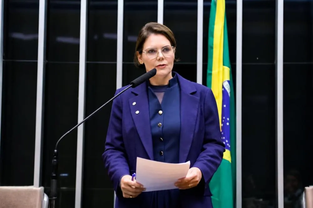 Coronel Fernanda acusa Judiciário de proteger Lula e dispara após cancelamento de debate: “Flávio tem que ganhar no 1º turno”
