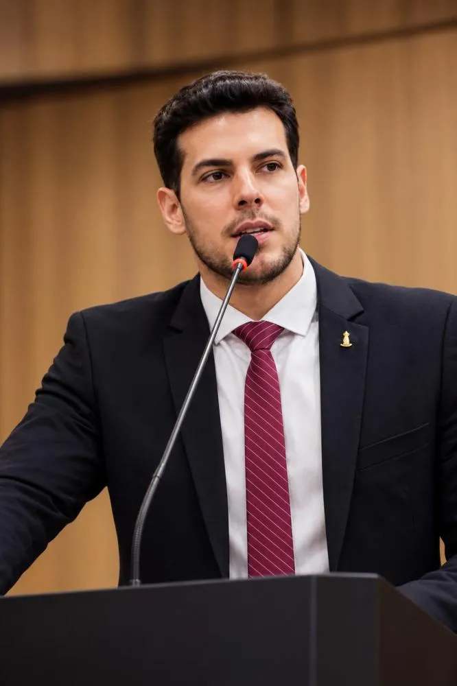Charles da Educação comemora sanção de gratificação para diretores e coordenadores em VG