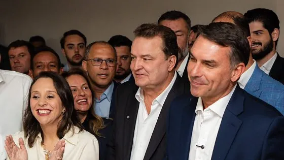 Max Russi entrega carta de apoio de 18 deputados a Flávio Bolsonaro