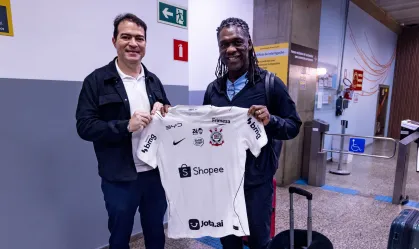 Novo treinador do Corinthians, Clarence Seedorf chega ao Brasil